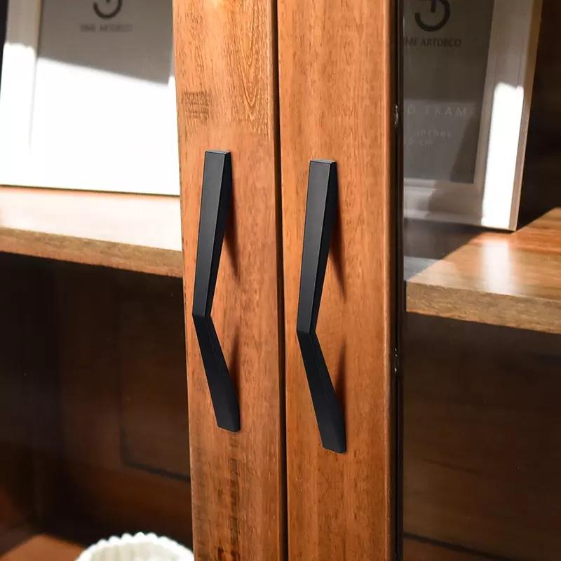 Disymmetric Furniture Handle in Black