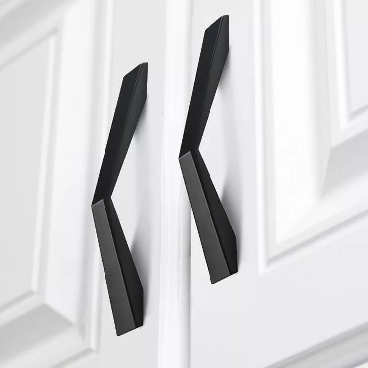 Disymmetric Furniture Handle in Black