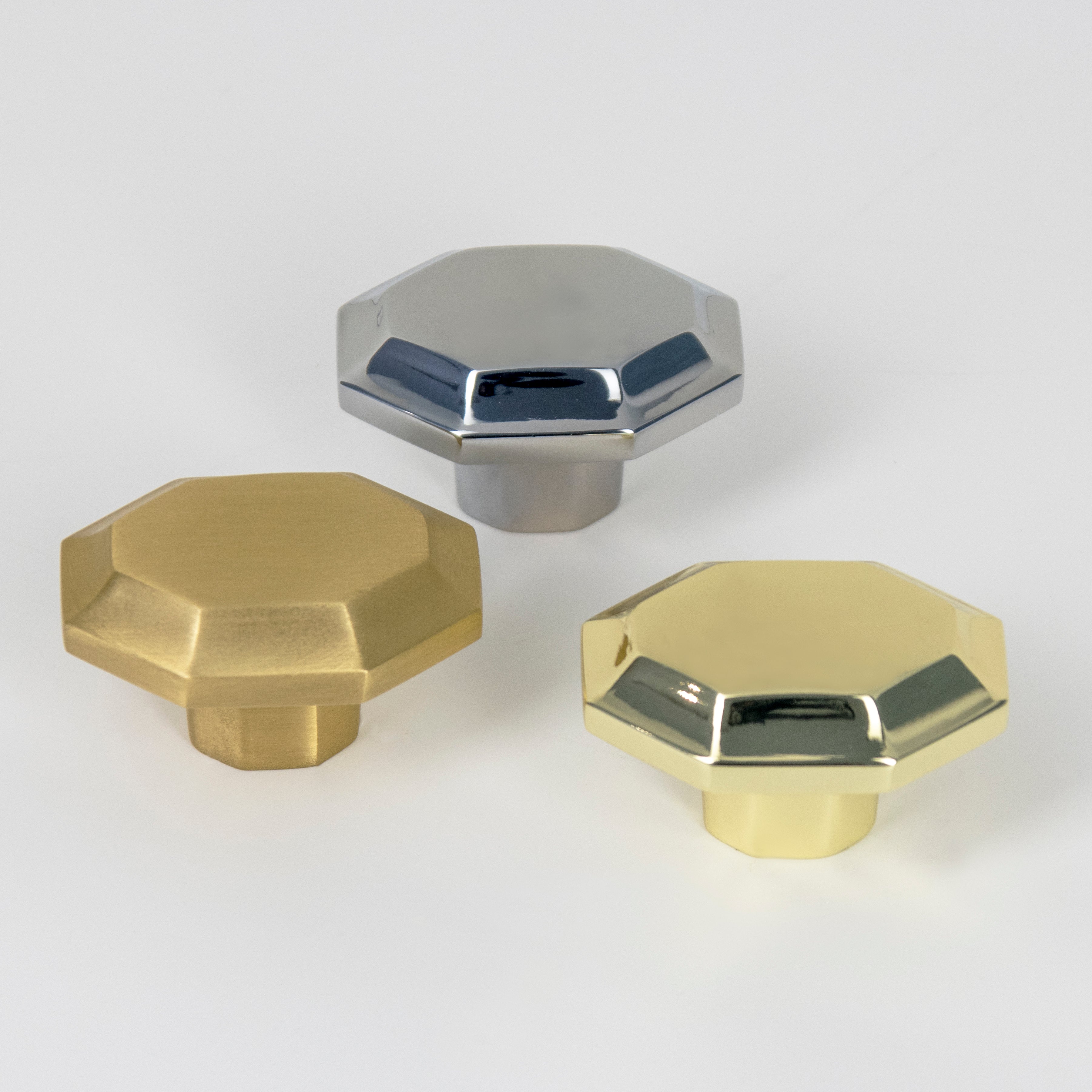 Cupper Shell Furniture Handle in Black & Brushed Brass