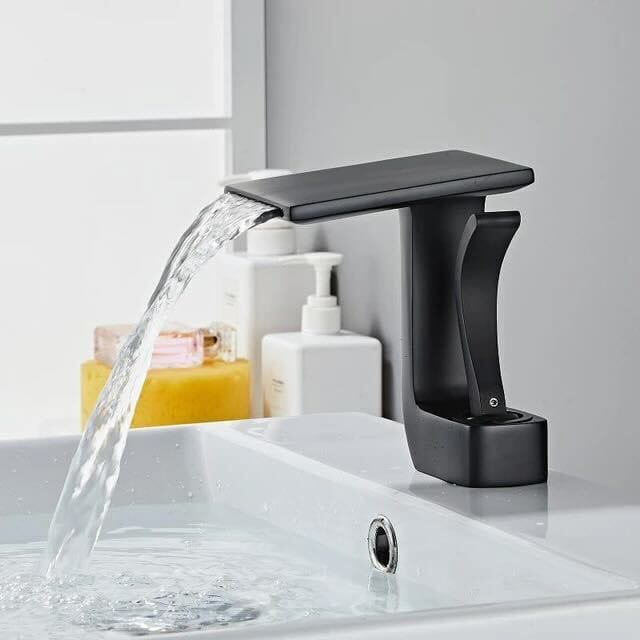 Serpenti Flow Faucet in White & White And Gold