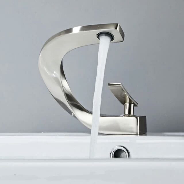 Twist Flow Faucet in Chrome & Gold
