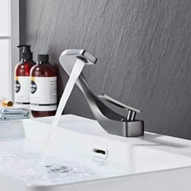 Twist Flow Faucet in Chrome & Gold