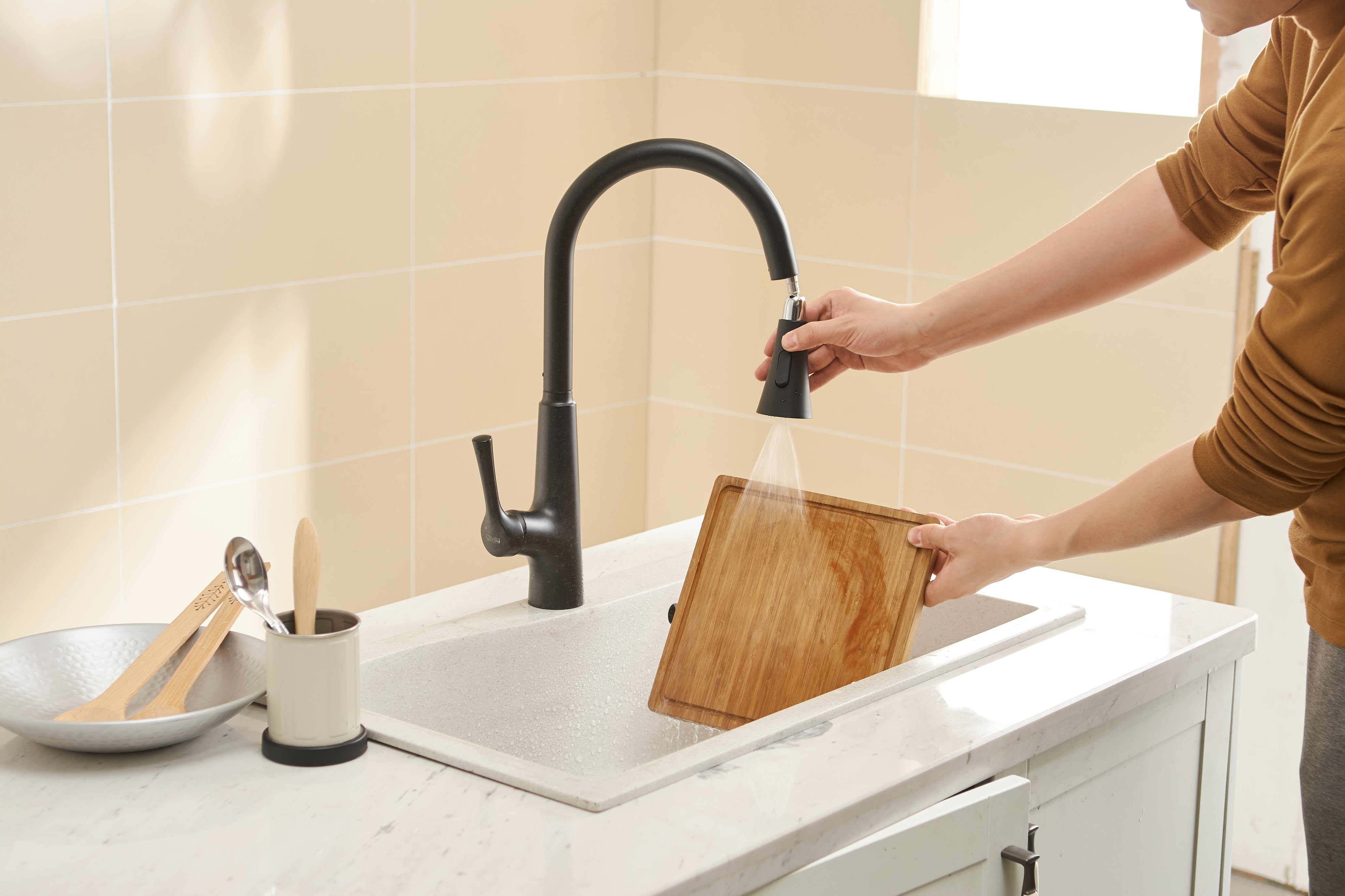 Meringue Sensor Faucet in Black & Nickel