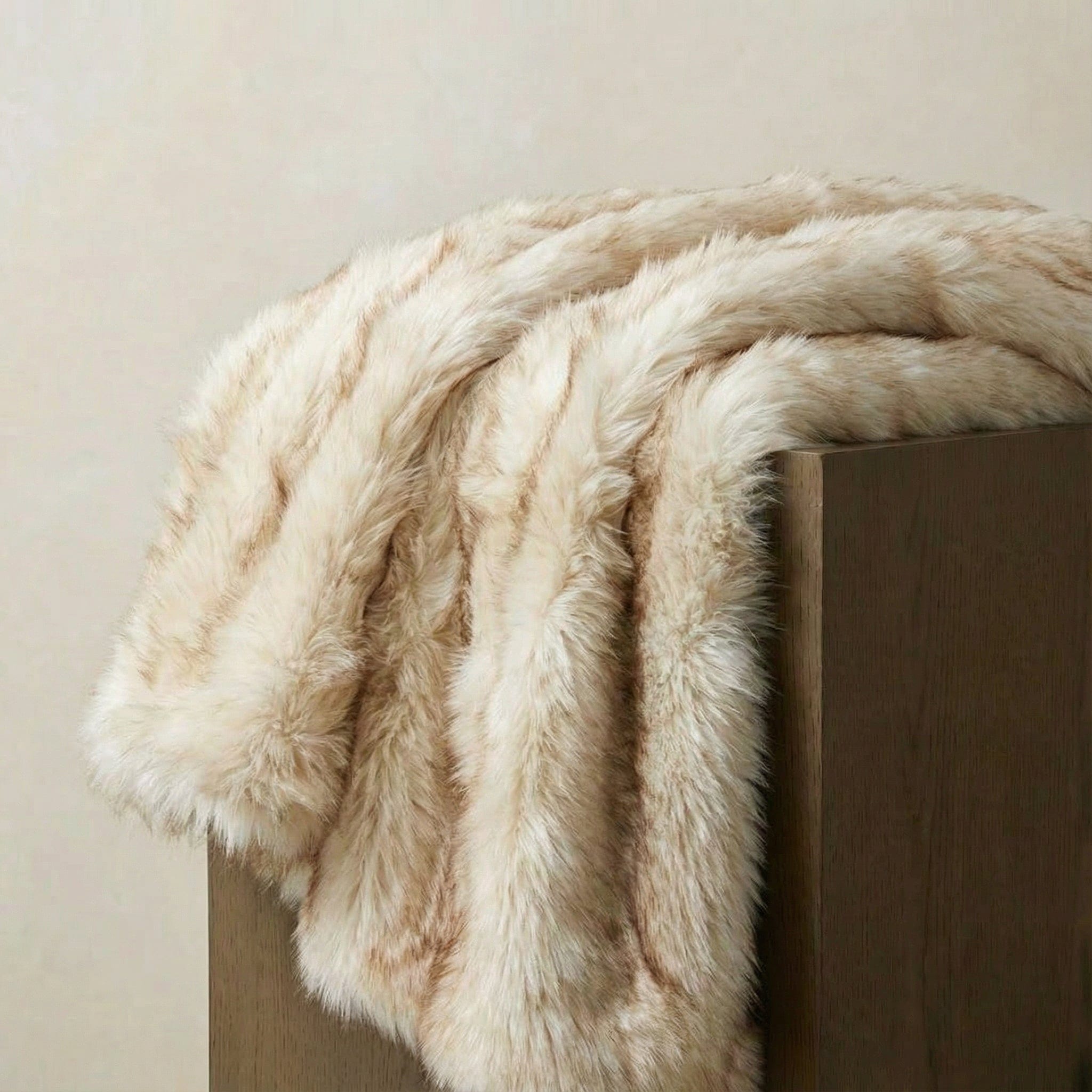 Arctic Fox Faux Fur Throw Blanket - Viltara